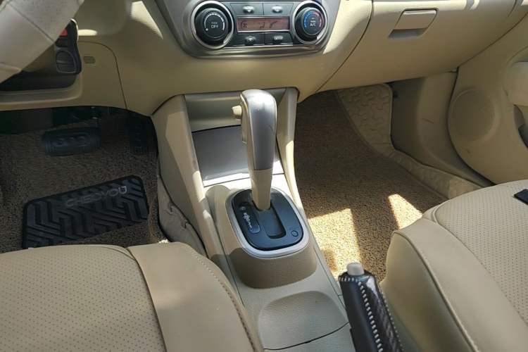 Used Nissan Sylphy 2016 Classic 1.6XE Automatic Comfort Edition Gear Lever