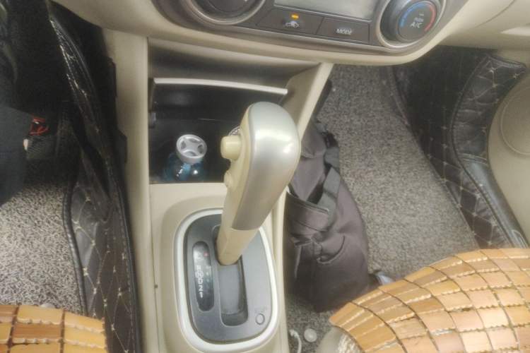 Used Nissan Sylphy 2016 Classic 1.6XE Automatic Leading Edition Gear Lever