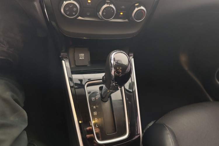 Used Nissan Sylphy 2016 1.6 XL CVT Deluxe Edition Gear Lever
