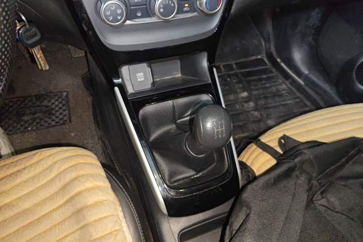Used Nissan Sylphy 2016 1.6 XL Manual Luxury Edition Gear Lever