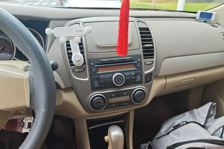 Used Nissan Sylphy 2016 Classic 1.6XE Automatic Comfort Edition Audio And AC Panel