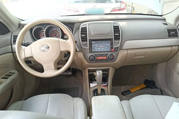 Used Nissan Sylphy 2016 Classic 1.6XE Automatic Comfort Edition Center Console