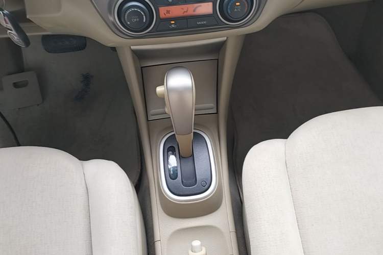 Used Nissan Sylphy 2016 Classic 1.6XE Automatic Leading Edition Gear Lever