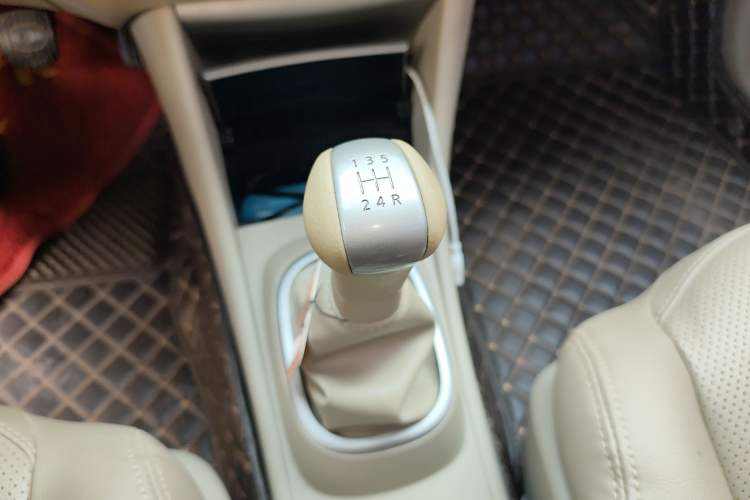 Used Nissan Sylphy 2016 1.6XE Manual Comfort Edition Gear Lever