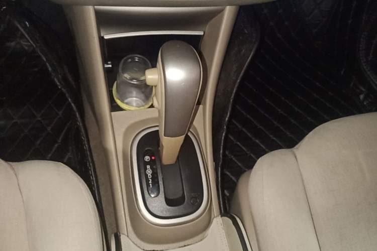 Used Nissan Sylphy 2016 Classic 1.6XE Automatic Leading Edition Gear Lever