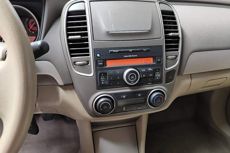 Used Nissan Sylphy 2016 Classic 1.6XE Manual Comfort Edition Audio And AC Panel