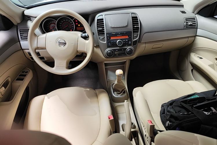 Used Nissan Sylphy 2016 Classic 1.6XE Manual Comfort Edition Center Console