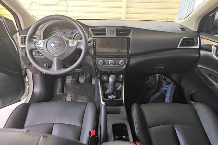 Used Nissan Sylphy 2016 1.6 XL Manual Luxury Edition Center Console