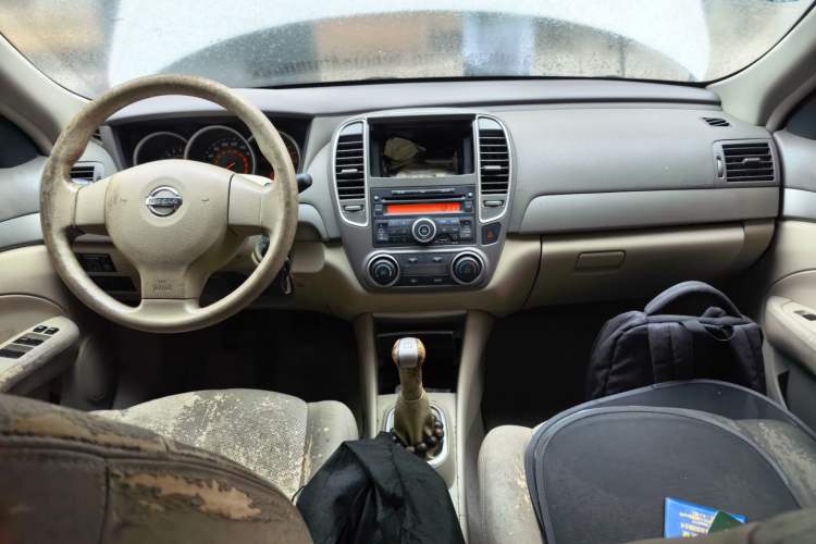 Used Nissan Sylphy 2016 Classic 1.6XE Manual Comfort Edition Center Console