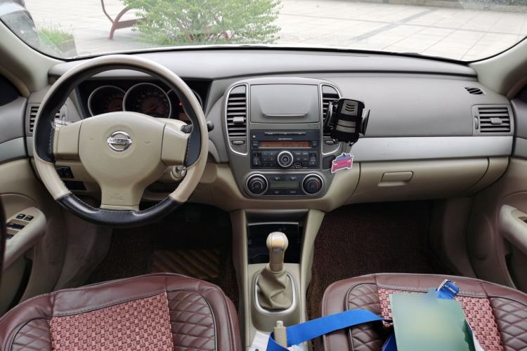 Used Nissan Sylphy 2016 Classic 1.6XE Manual Leading Edition Center Console