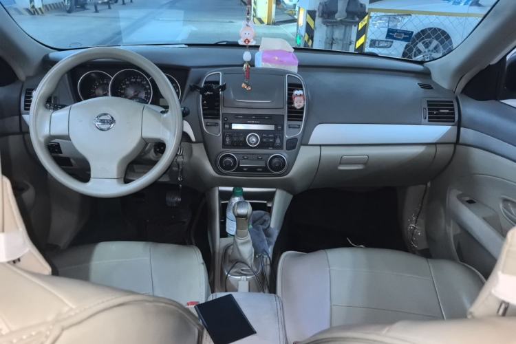 Used Nissan Sylphy 2016 Classic 1.6XE Manual Leading Edition Center Console