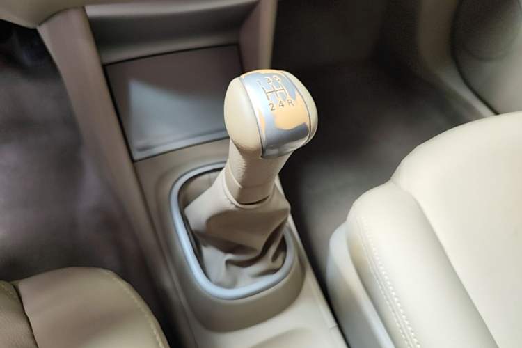 Used Nissan Sylphy 2016 Classic 1.6XE Manual Comfort Edition Gear Lever