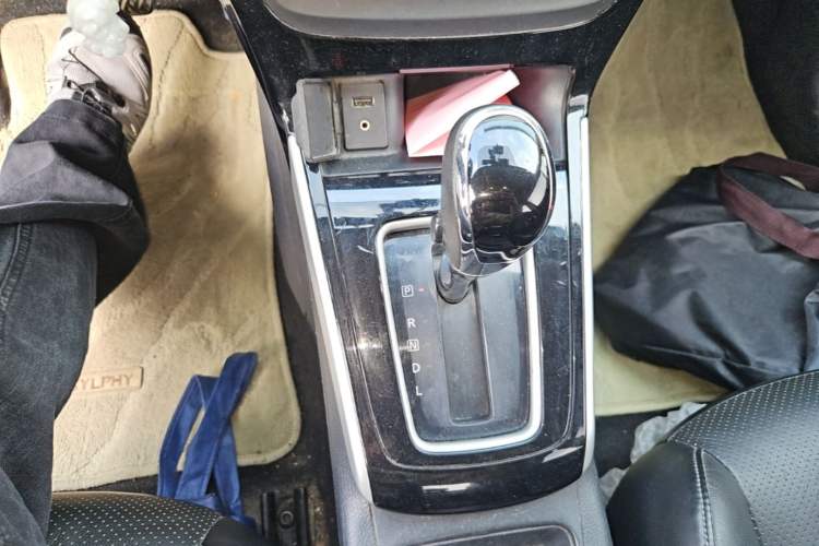 Used Nissan Sylphy 2016 1.6 XL CVT Luxury Edition Gear Lever