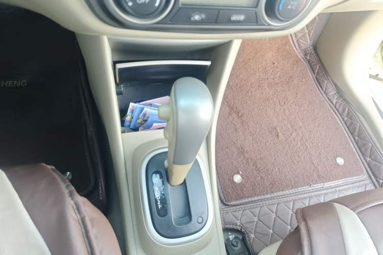 Used Nissan Sylphy 2016 Classic 1.6XE Automatic Leading Edition Gear Lever