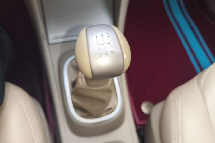 Used Nissan Sylphy 2016 Classic 1.6XE Manual Leading Edition Gear Lever