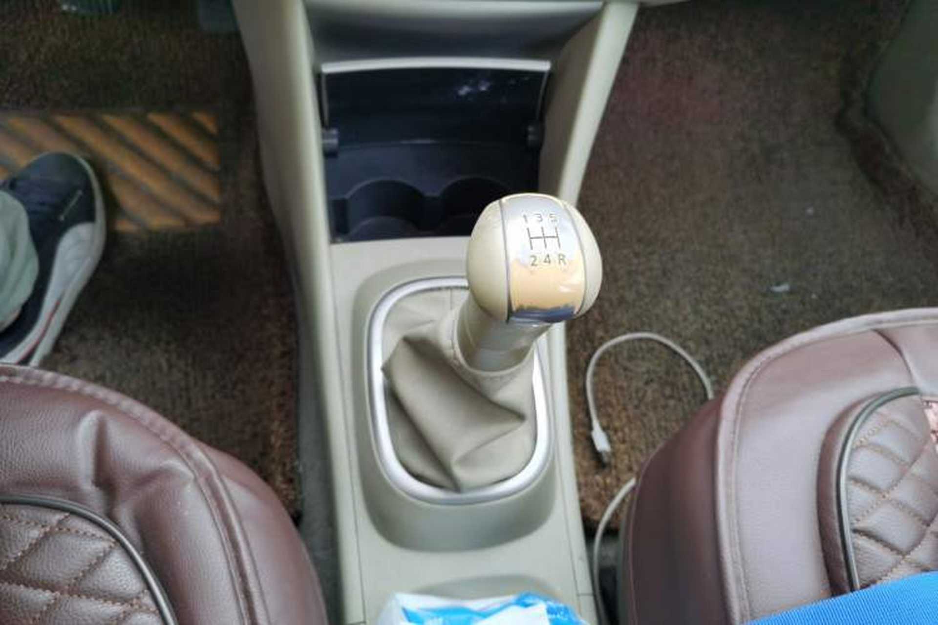 Used Nissan Sylphy 2016 Classic 1.6XE Manual Leading Edition Gear Lever