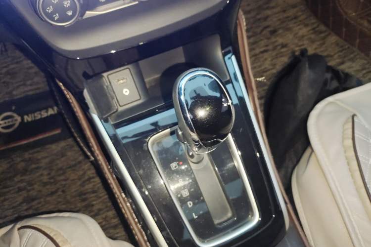 Used Nissan Sylphy 2016 1.6 XL CVT Luxury Edition Gear Lever