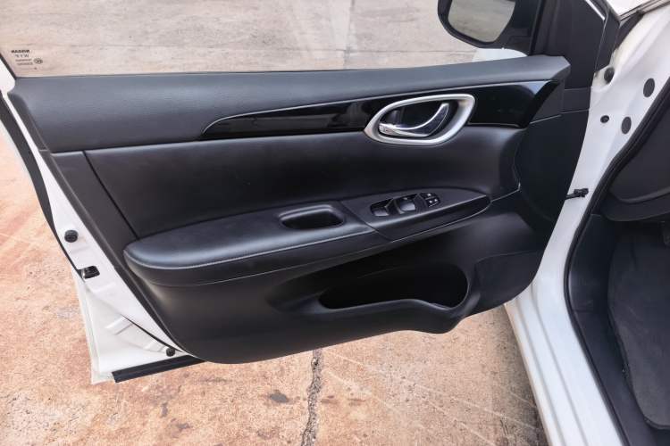Used Nissan Sylphy 2016 1.6 XL Manual Luxury Edition Interior 2