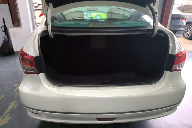 Used Nissan Sylphy 2016 Classic 1.6XE Automatic Leading Edition Trunk