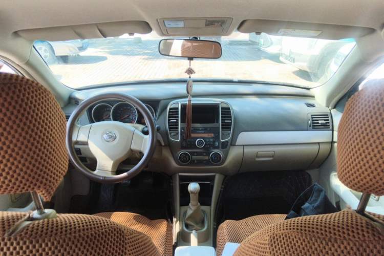Used Nissan Sylphy 2016 Classic 1.6XE Manual Comfort Edition Center Console