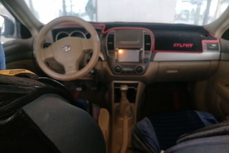 Used Nissan Sylphy 2016 Classic 1.6XE Manual Comfort Edition Center Console
