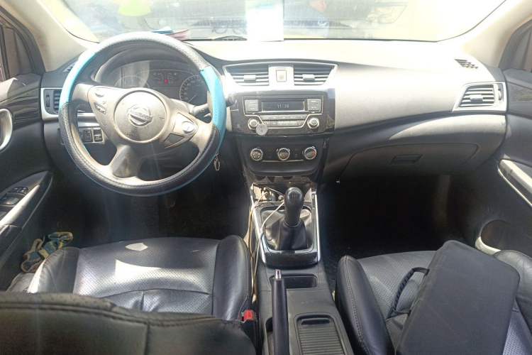 Used Nissan Sylphy 2016 1.6 XL Manual Luxury Edition Center Console