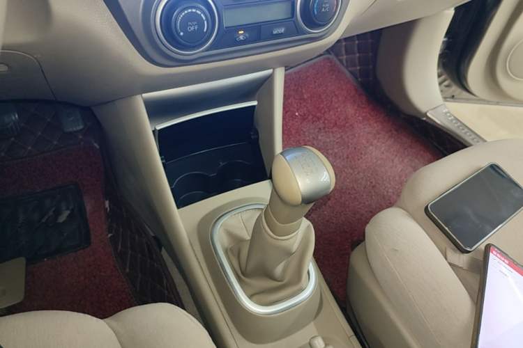 Used Nissan Sylphy 2016 Classic 1.6XE Manual Leading Edition Gear Lever