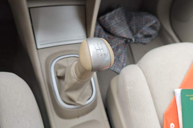 Used Nissan Sylphy 2016 Classic 1.6XE Manual Leading Edition Gear Lever