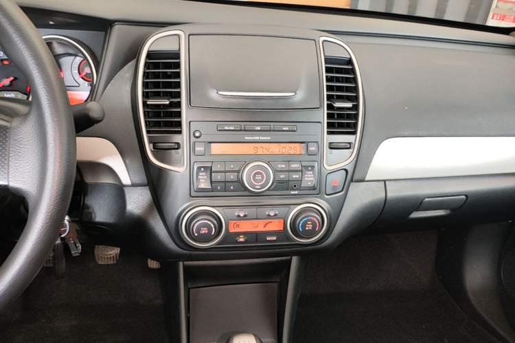 Used Nissan Sylphy 2018 Classic 1.6XE Manual Comfort Edition Audio And AC Panel