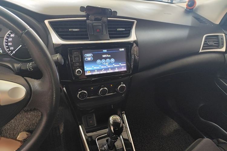Used Nissan Sylphy 2018 1.6XV CVT Deluxe Edition Center Console