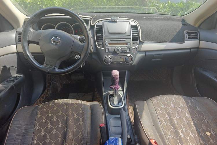 Used Nissan Sylphy 2018 Classic 1.6XE CVT Comfort Edition Center Console
