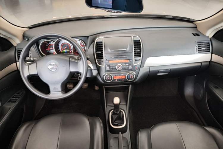 Used Nissan Sylphy 2018 Classic 1.6XE Manual Comfort Edition Center Console