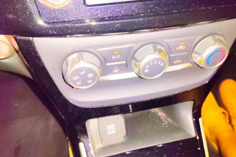 Used Nissan Sylphy 2018 1.6XV CVT Deluxe Edition Audio And AC Panel