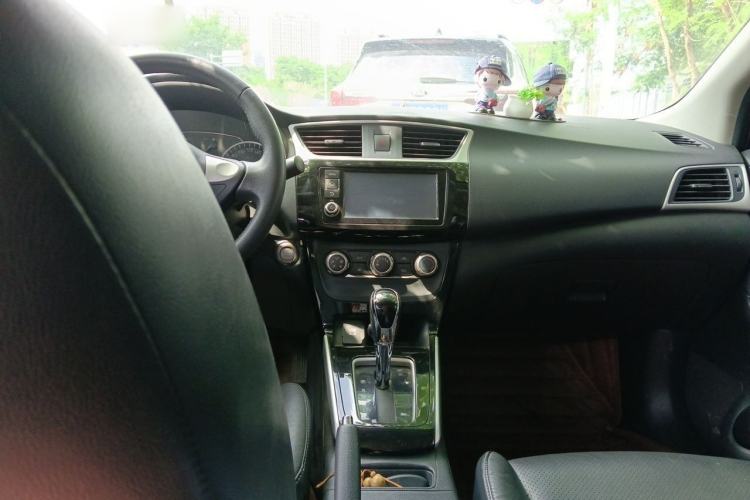 Used Nissan Sylphy 2018 1.6XV CVT Deluxe Edition Center Console