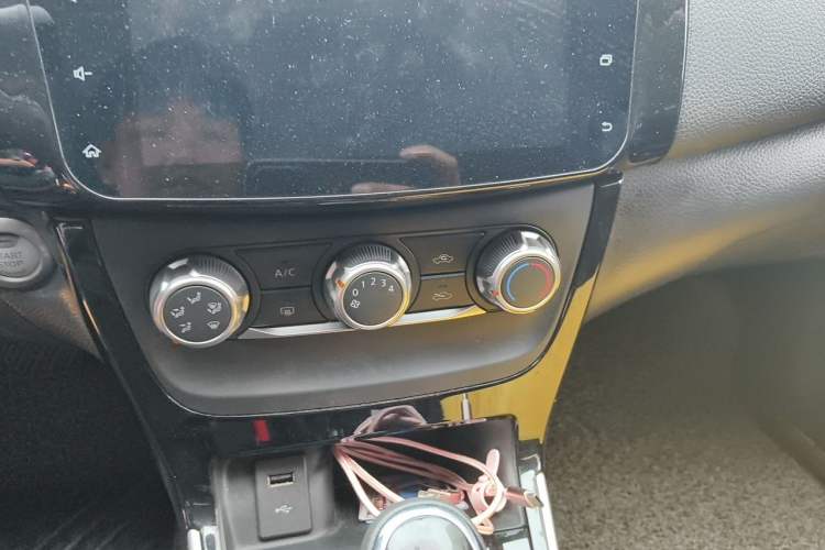Used Nissan Sylphy 2019 1.6XV CVT Smart Connect Luxury Edition China VI Standard Audio And AC Panel