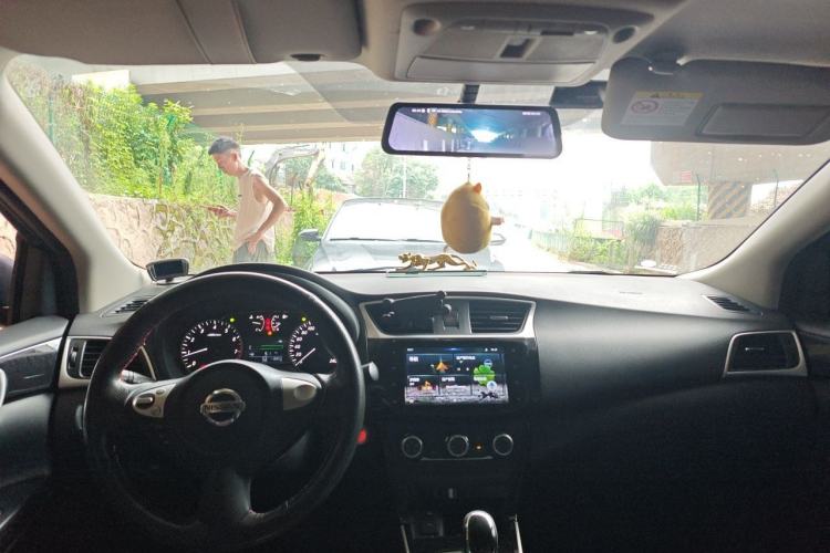 Used Nissan Sylphy 2019 1.6XV CVT Smart Connect Luxury Edition China VI Standard Center Console