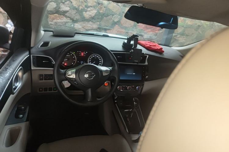 Used Nissan Sylphy 2019 1.6XV CVT Smart Connect Luxury Edition China VI Standard Center Console