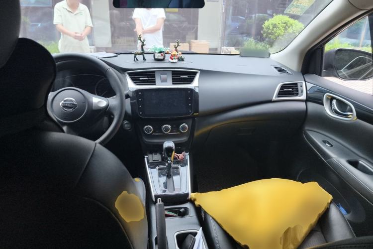Used Nissan Sylphy 2019 1.6XV CVT Smart Connect Luxury Edition China VI Standard Center Console