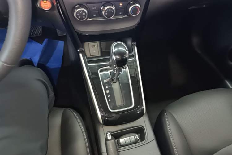 Used Nissan Sylphy 2019 1.6XV CVT Smart Connect Luxury Edition China VI Standard Gear Lever