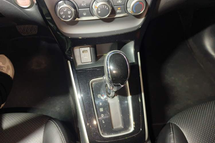 Used Nissan Sylphy 2019 1.6XV CVT Smart Connect Luxury Edition China V Standard Gear Lever