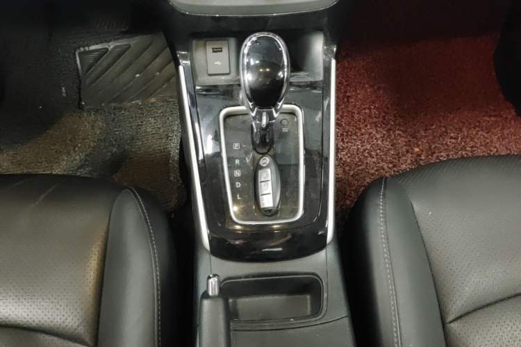 Used Nissan Sylphy 2019 1.6XV CVT Smart Connect Luxury Edition China VI Standard Gear Lever