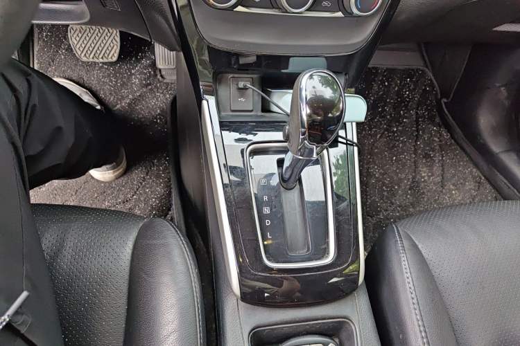 Used Nissan Sylphy 2019 1.6XV CVT Smart Connect Luxury Edition China VI Standard Gear Lever