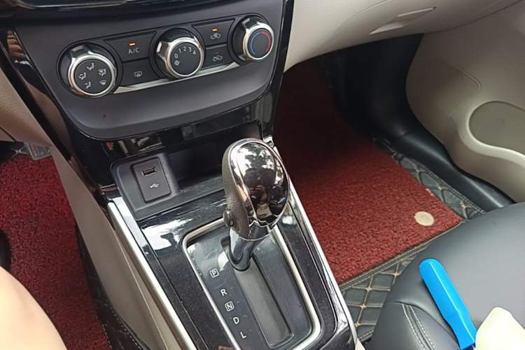 Used Nissan Sylphy 2019 1.6XV CVT Smart Connect Luxury Edition China VI Standard Gear Lever