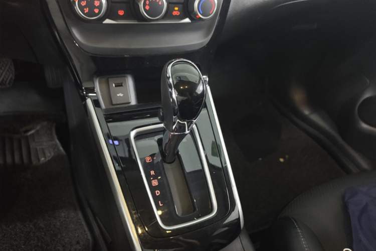 Used Nissan Sylphy 2019 1.6XV CVT Smart Connect Luxury Edition China V Standard Gear Lever
