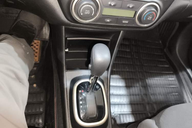 Used Nissan Sylphy 2019 Classic 1.6XE+ CVT SmartConnect Leading Edition Gear Lever