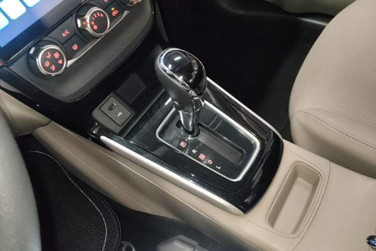 Used Nissan Sylphy 2019 1.6XV CVT Smart Connect Luxury Edition China VI Standard Gear Lever