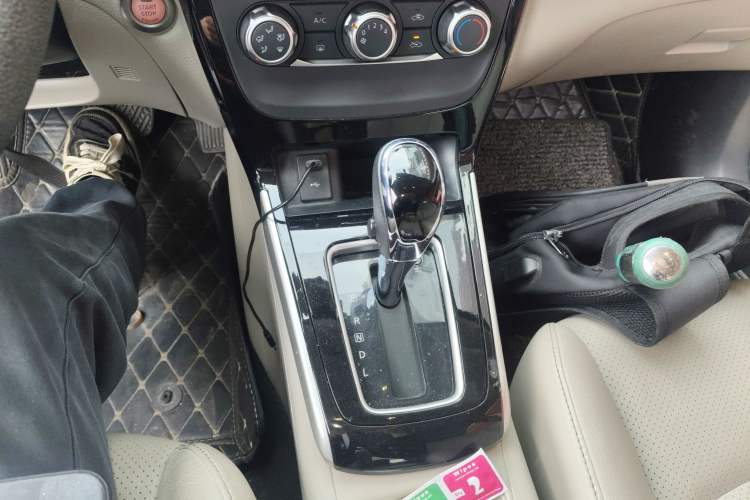 Used Nissan Sylphy 2019 1.6XV CVT Smart Connect Luxury Edition China VI Standard Gear Lever