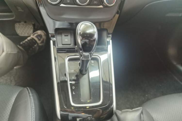 Used Nissan Sylphy 2019 1.6XV CVT Smart Connect Luxury Edition China VI Standard Gear Lever