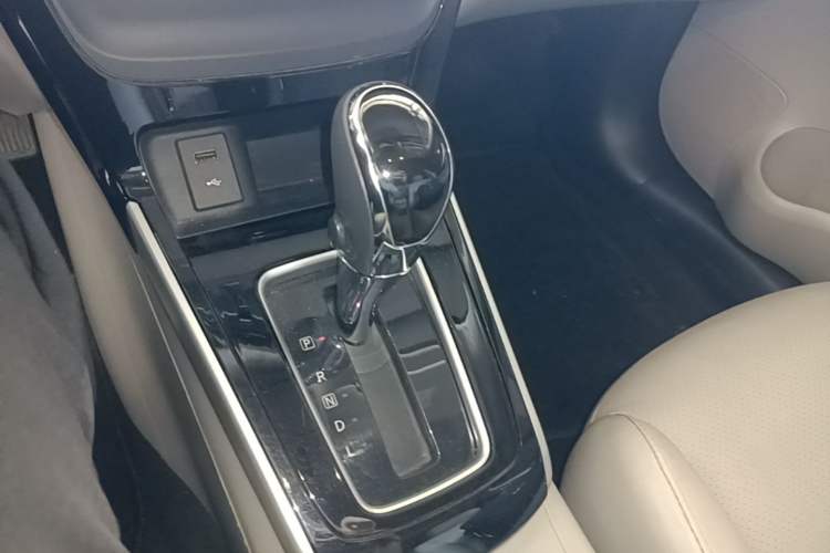 Used Nissan Sylphy 2019 1.6XV CVT Smart Connect Luxury Edition China VI Standard Gear Lever