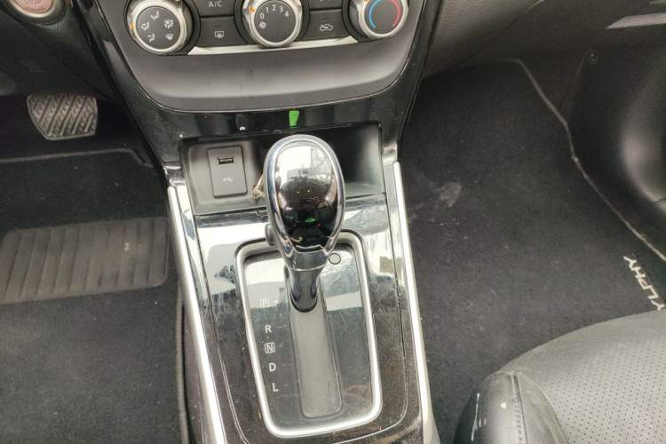 Used Nissan Sylphy 2019 1.6XV CVT Smart Connect Luxury Edition China VI Standard Gear Lever